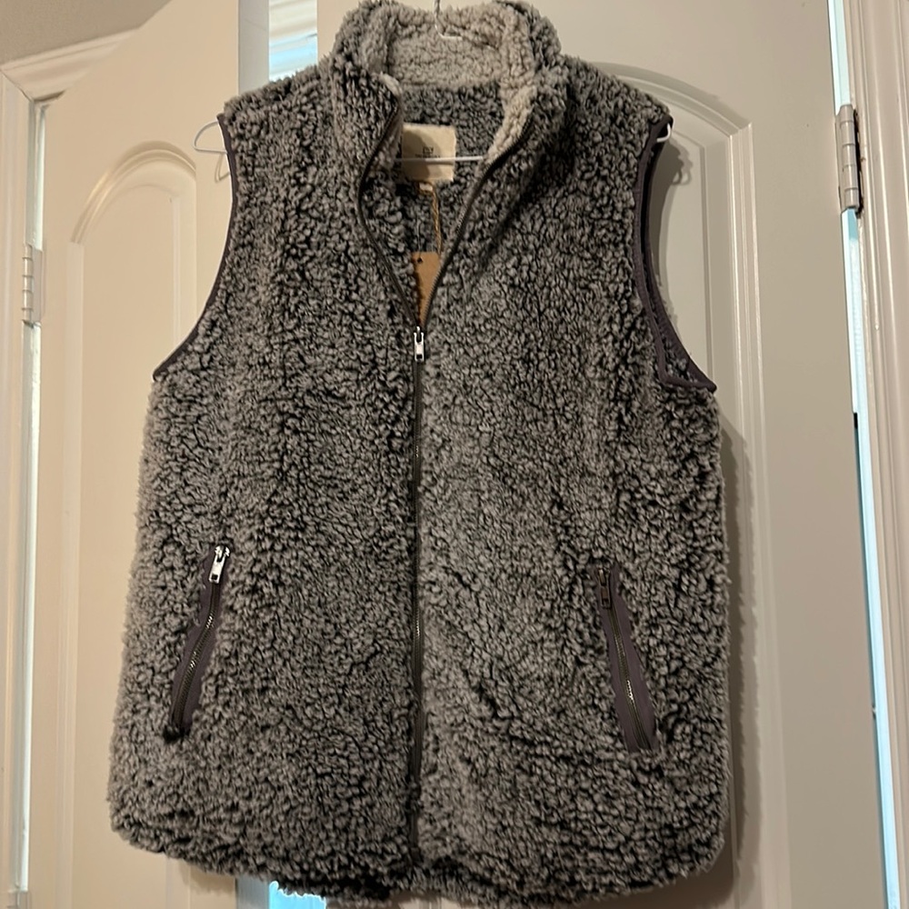 Thread Supply Sherpa zip vest. Size Medium. Never worn.